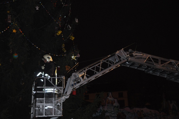 Feuerwehr räumt Weihnachtsbaum in Greifswald