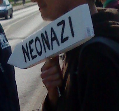 Hinweisschild Neonazi!