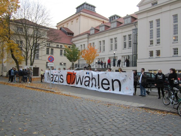 Mahnwache vor Kreistag Vorpommern-Greifswald